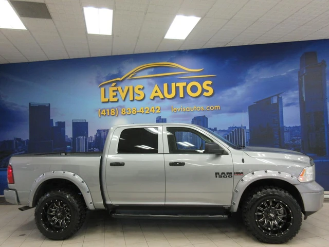 2023 RAM 1500 SLT V-8 5.7 HEMI 4X4 PNEUS 35 POUCES NEUF BEAU LOOK 59800 KM, strieborná, 59 800 km, dovoz Kanada — foto 1