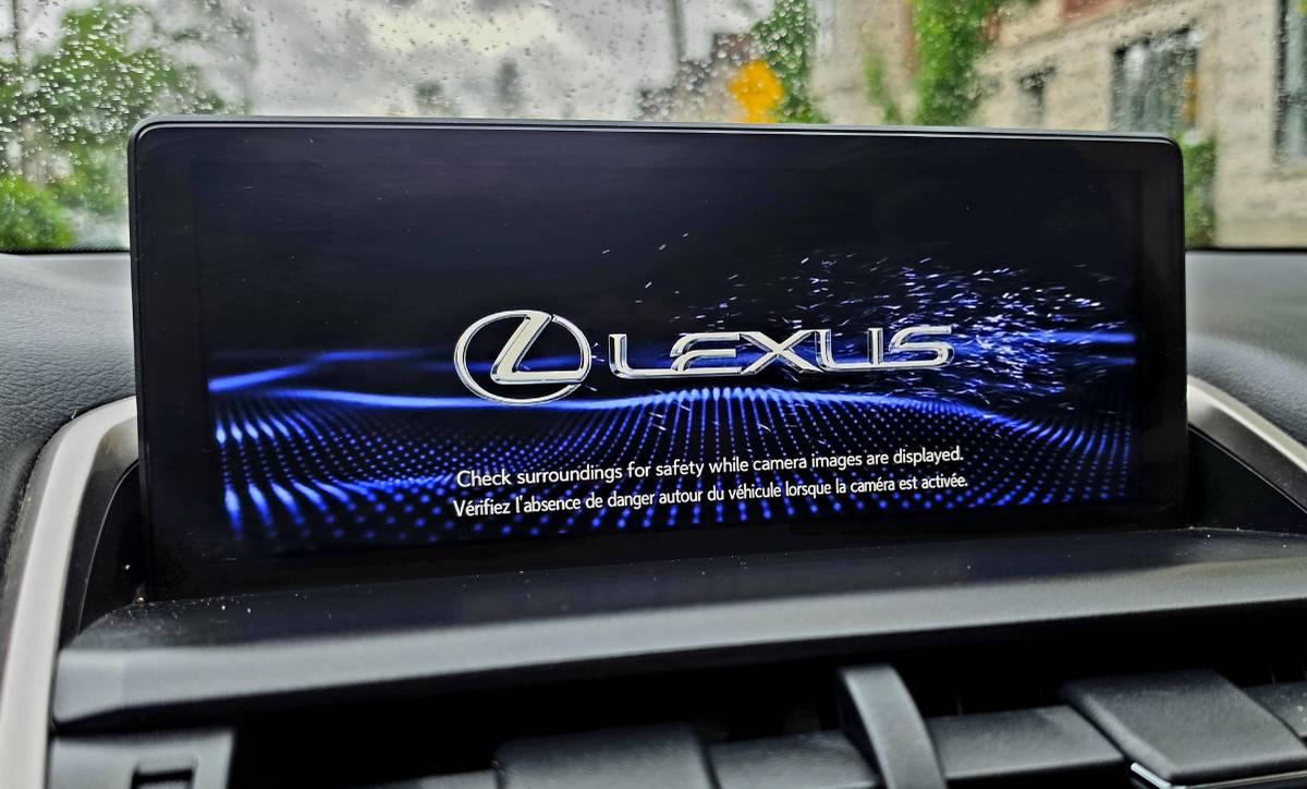 2020 Lexus, dovoz Kanada — foto 10 z 12