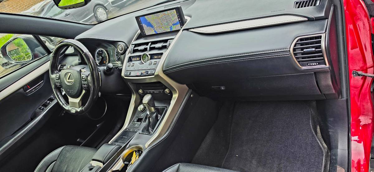 2020 Lexus, dovoz Kanada — foto 8 z 12