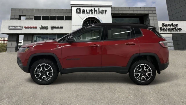 2026 Jeep Compass Trailhawk, červená, 15 km, dovoz Kanada — foto 3 z 5