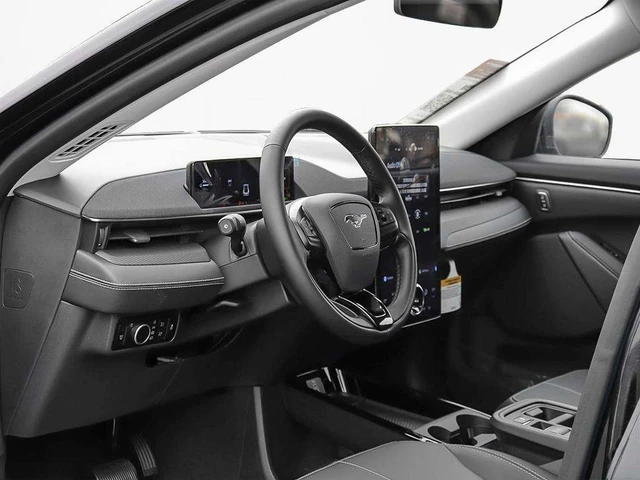 2026 Ford Mustang Mach-E Select, čierna, 30 km, dovoz Kanada — foto 12 z 18