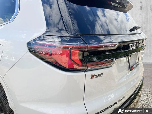2027 GMC Acadia Denali, čierna, 6 km, dovoz Kanada — foto 15 z 20