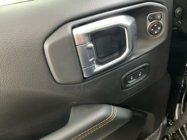 2026 Jeep Gladiator Sahara, čierna, 84 km, dovoz Kanada — foto 11 z 20