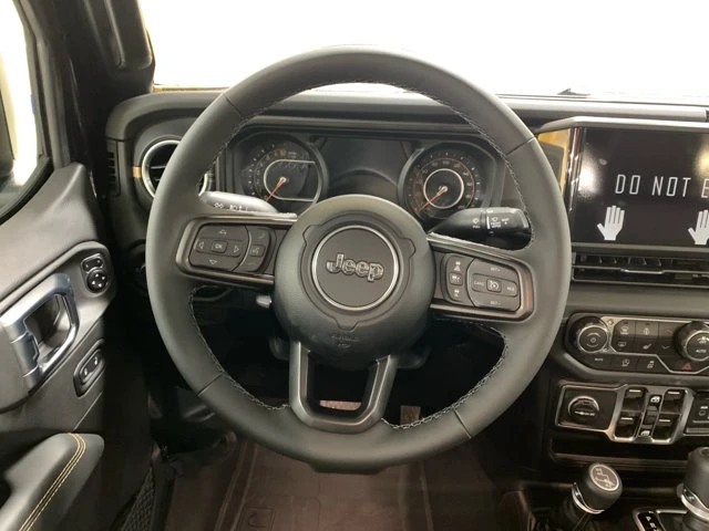 2026 Jeep Gladiator Sahara, čierna, 84 km, dovoz Kanada — foto 13 z 20