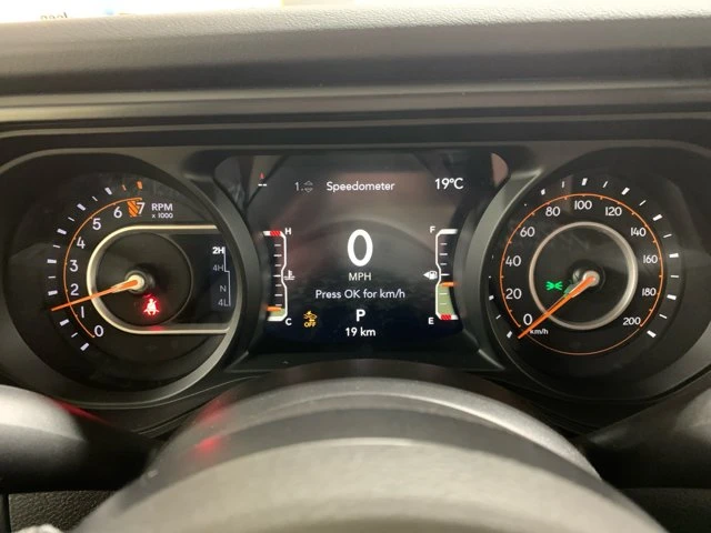 2026 Jeep Gladiator Sahara, čierna, 84 km, dovoz Kanada — foto 14 z 20