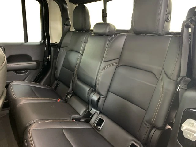 2026 Jeep Gladiator Sahara, čierna, 84 km, dovoz Kanada — foto 16 z 20