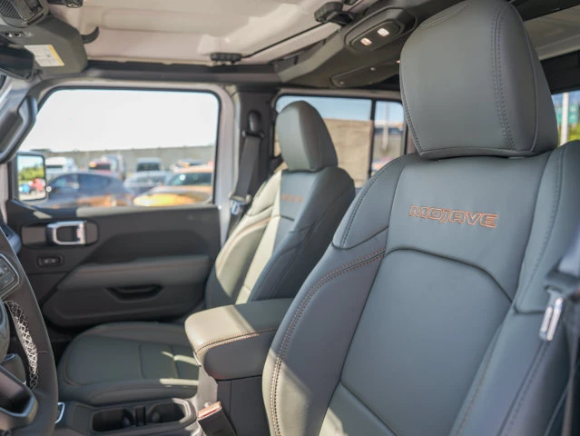 2026 Jeep Gladiator Mojave, biela, 20 km, dovoz Kanada — foto 12 z 16
