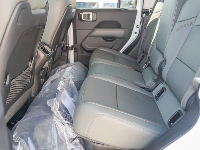 2026 Jeep Gladiator Mojave, biela, 20 km, dovoz Kanada — foto 13 z 16