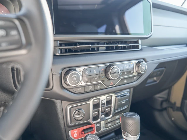 2026 Jeep Gladiator Mojave, zelená, 23 km, dovoz Kanada — foto 11 z 17
