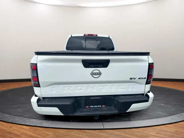 2022 Nissan Frontier SV, biela, 70 048 km, dovoz Kanada — foto 4 z 5