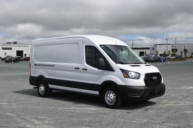 2025 Ford Transit Cargo Van MEDIUM ROOF, biela, 23 804 km, dovoz Kanada — foto 1