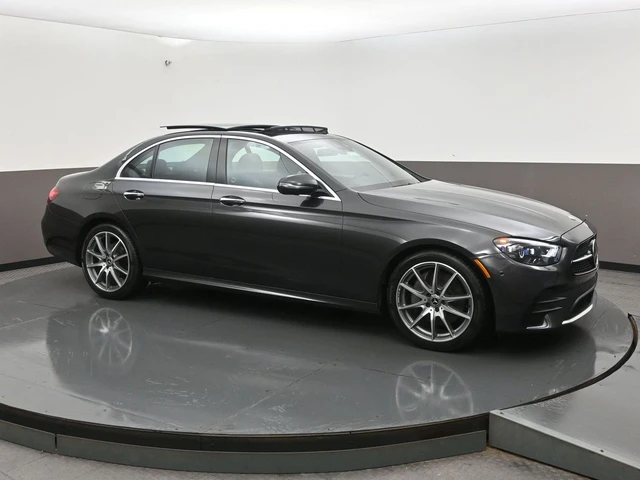 2021 Mercedes-Benz Eclass E 350, čierna, 28 350 km, dovoz Kanada — foto 1