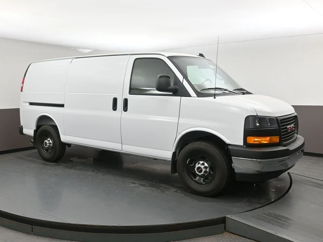 2025 GMC Savana Cargo Van, biela, 38 km, dovoz Kanada — foto 1 z 20 2025 GMC Savana Cargo Van, biela, 38 km, dovoz Kanada — foto 1 z 20