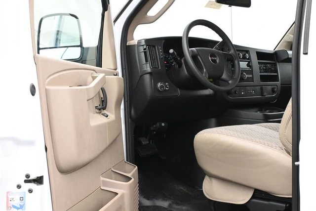 2025 GMC Savana Cargo Van, biela, 38 km, dovoz Kanada — foto 16 z 20
