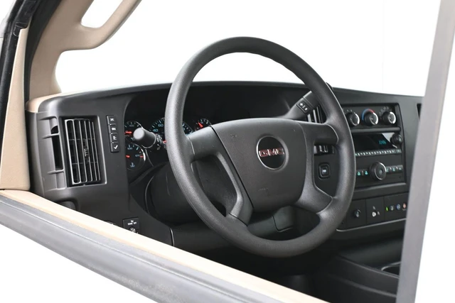 2025 GMC Savana Cargo Van, biela, 38 km, dovoz Kanada — foto 4 z 20