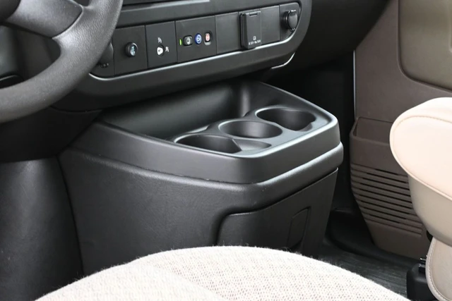 2025 GMC Savana Cargo Van, biela, 38 km, dovoz Kanada — foto 6 z 20