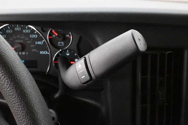 2025 GMC Savana Cargo Van, biela, 38 km, dovoz Kanada — foto 7 z 20