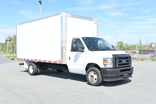 2025 Ford E-450 16' Box with loading Ramp, biela, 32 269 km, dovoz Kanada — foto 1