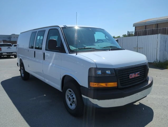 2026 GMC Savana Cargo Van BASE, biela, 7 km, dovoz Kanada — foto 2 z 5