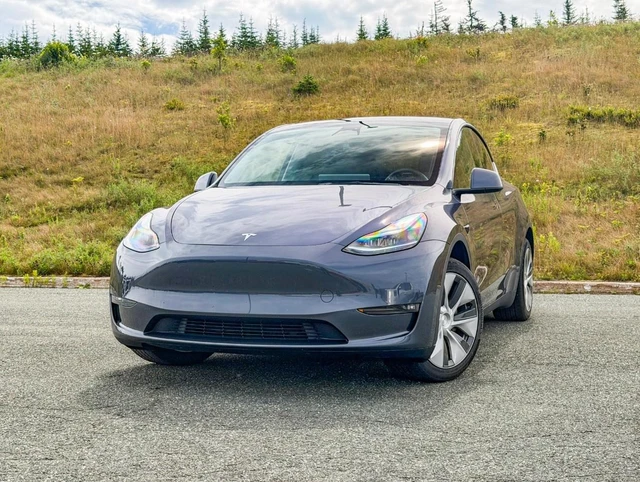 2023 Tesla Model Y Long Range, 30 339 km, dovoz Kanada — foto 1