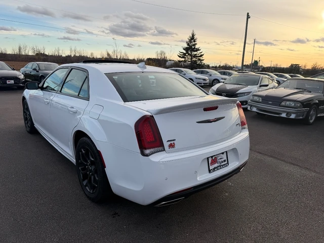 2023 Chrysler 300 300S, 81 000 km, dovoz Kanada — foto 4 z 5