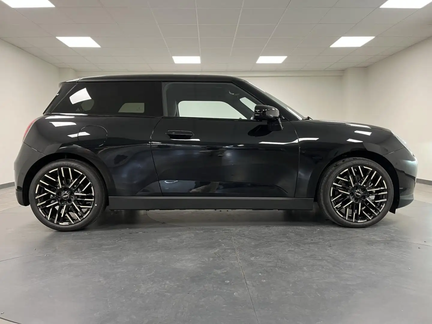 2026 MINI Cooper, 6 000 km, Francúzsko — foto 3 z 12