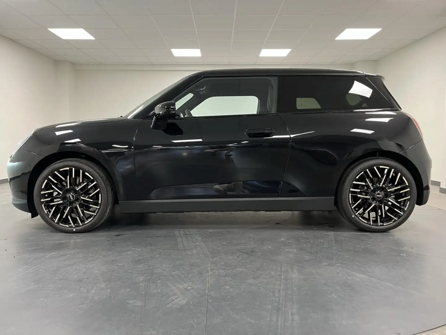 2026 MINI Cooper, 6 000 km, Francúzsko — foto 6 z 12