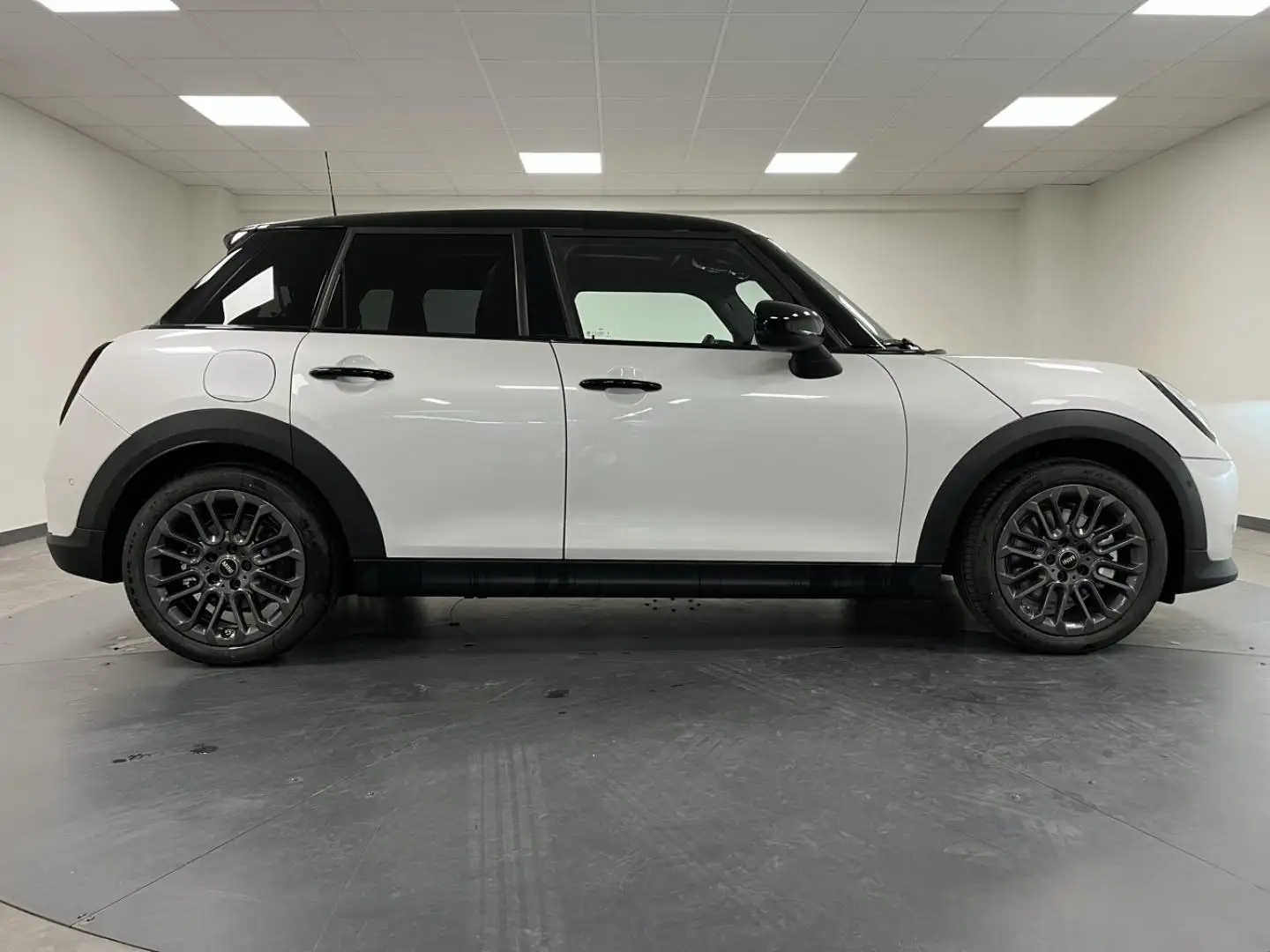 2026 MINI Cooper, 6 000 km, Francúzsko — foto 3 z 12