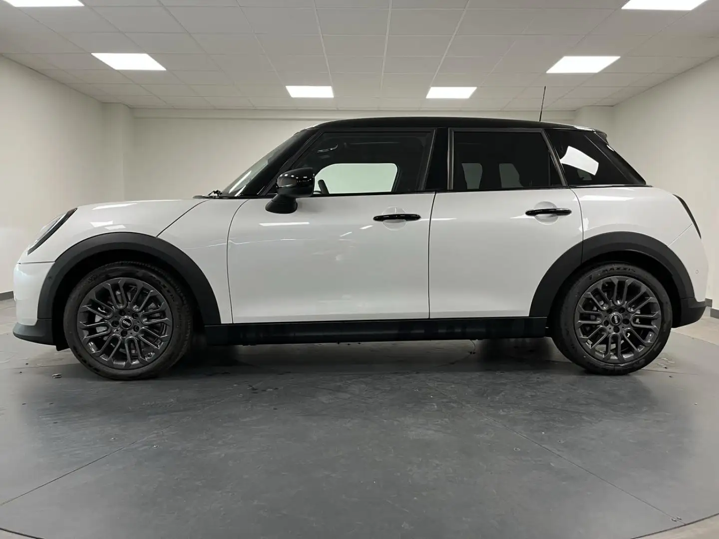 2026 MINI Cooper, 6 000 km, Francúzsko — foto 6 z 12