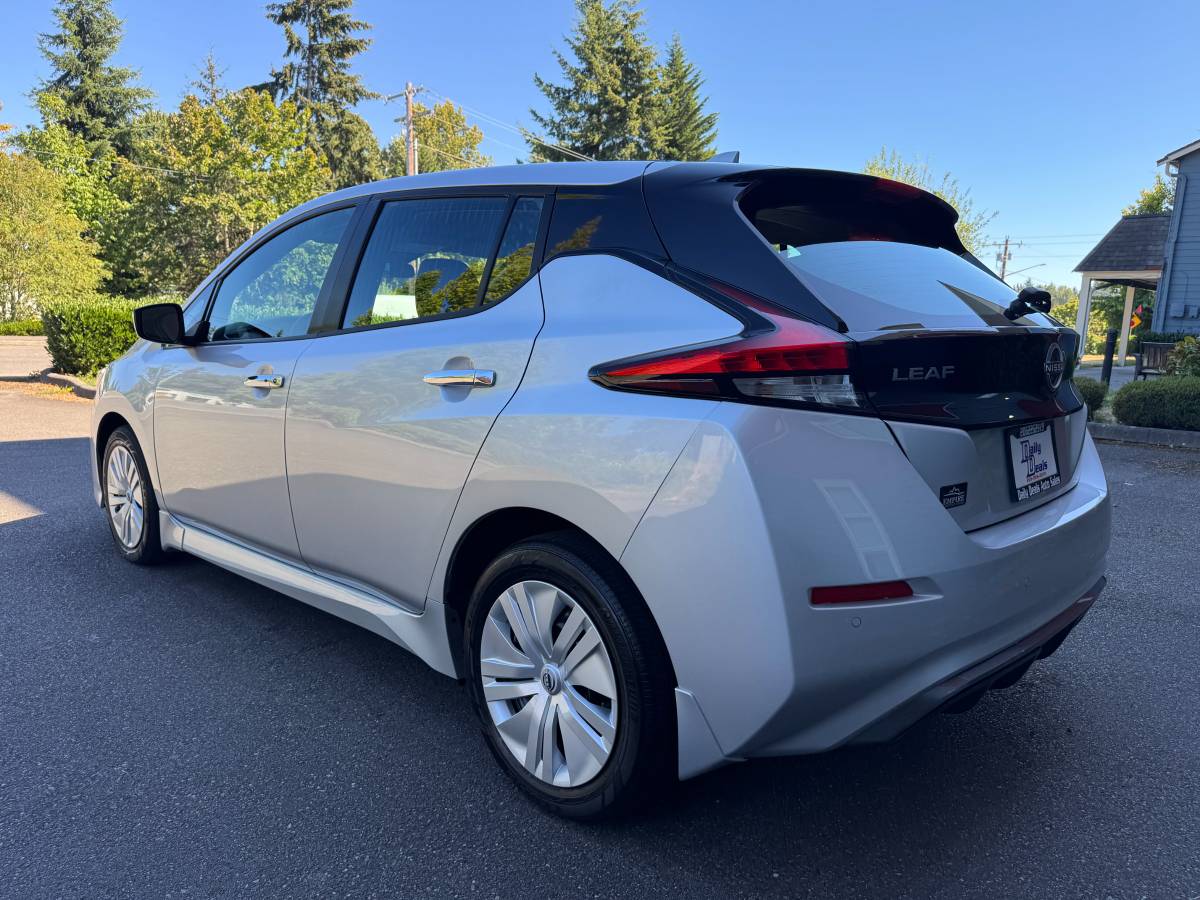 2025 Nissan, dovoz USA — foto 6 z 11