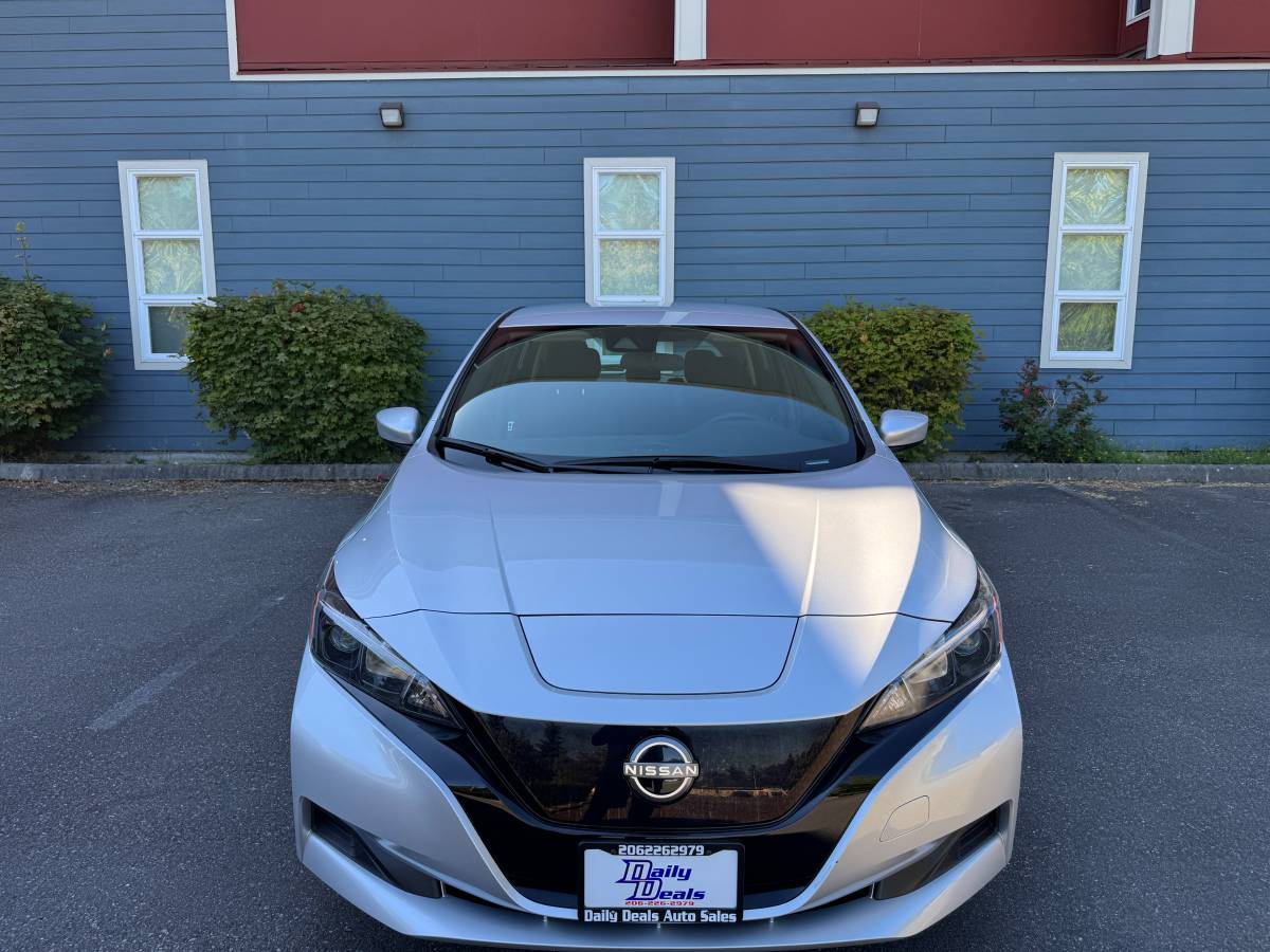 2025 Nissan, dovoz USA — foto 8 z 11