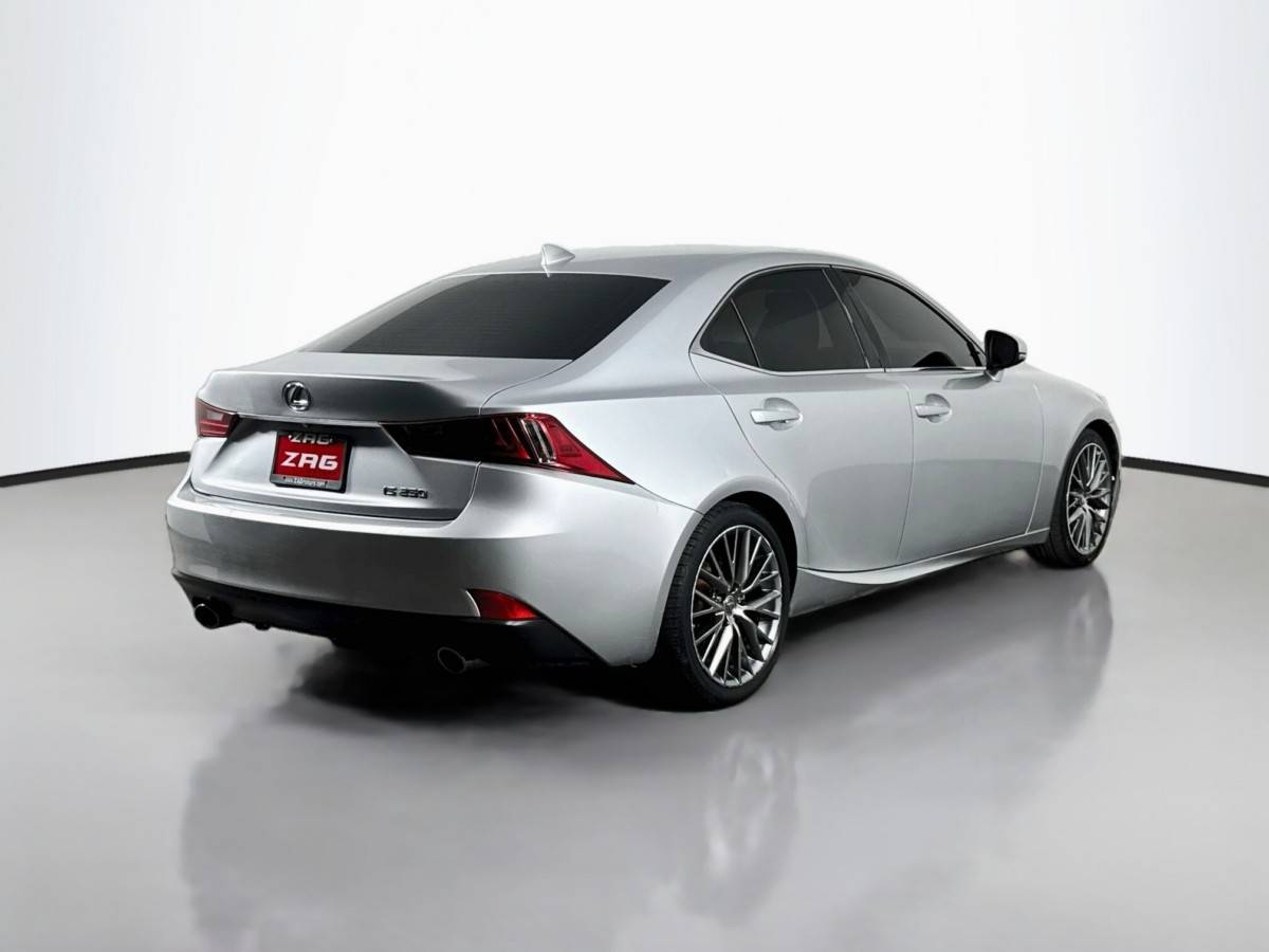 2015 Lexus, dovoz USA — foto 5 z 12