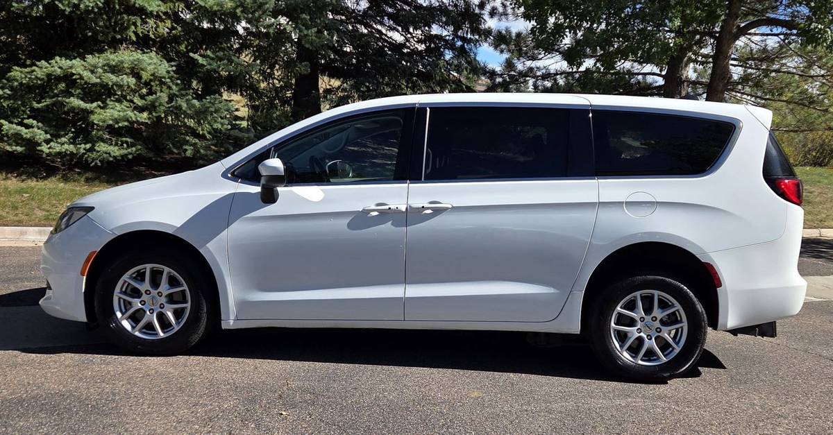 2022 Chrysler, dovoz USA — foto 8 z 12