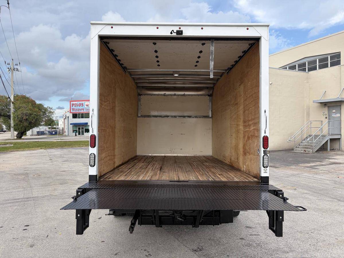 2021 Ford, dovoz USA — foto 11 z 12
