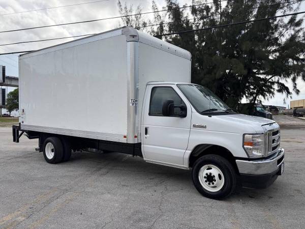 2021 Ford, dovoz USA — foto 2 z 12
