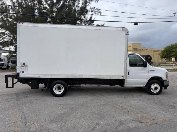 2021 Ford, dovoz USA — foto 6 z 12