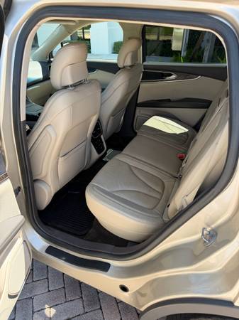 2017 Lincoln, dovoz USA — foto 11 z 12