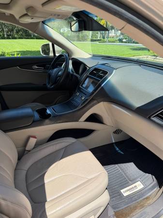 2017 Lincoln, dovoz USA — foto 12 z 12