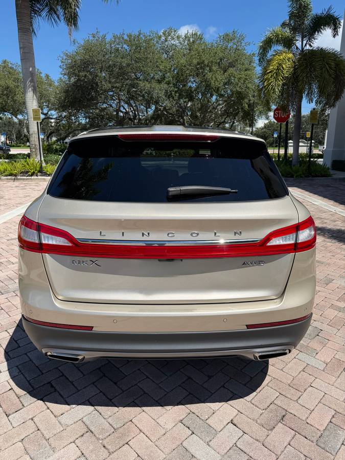 2017 Lincoln, dovoz USA — foto 8 z 12