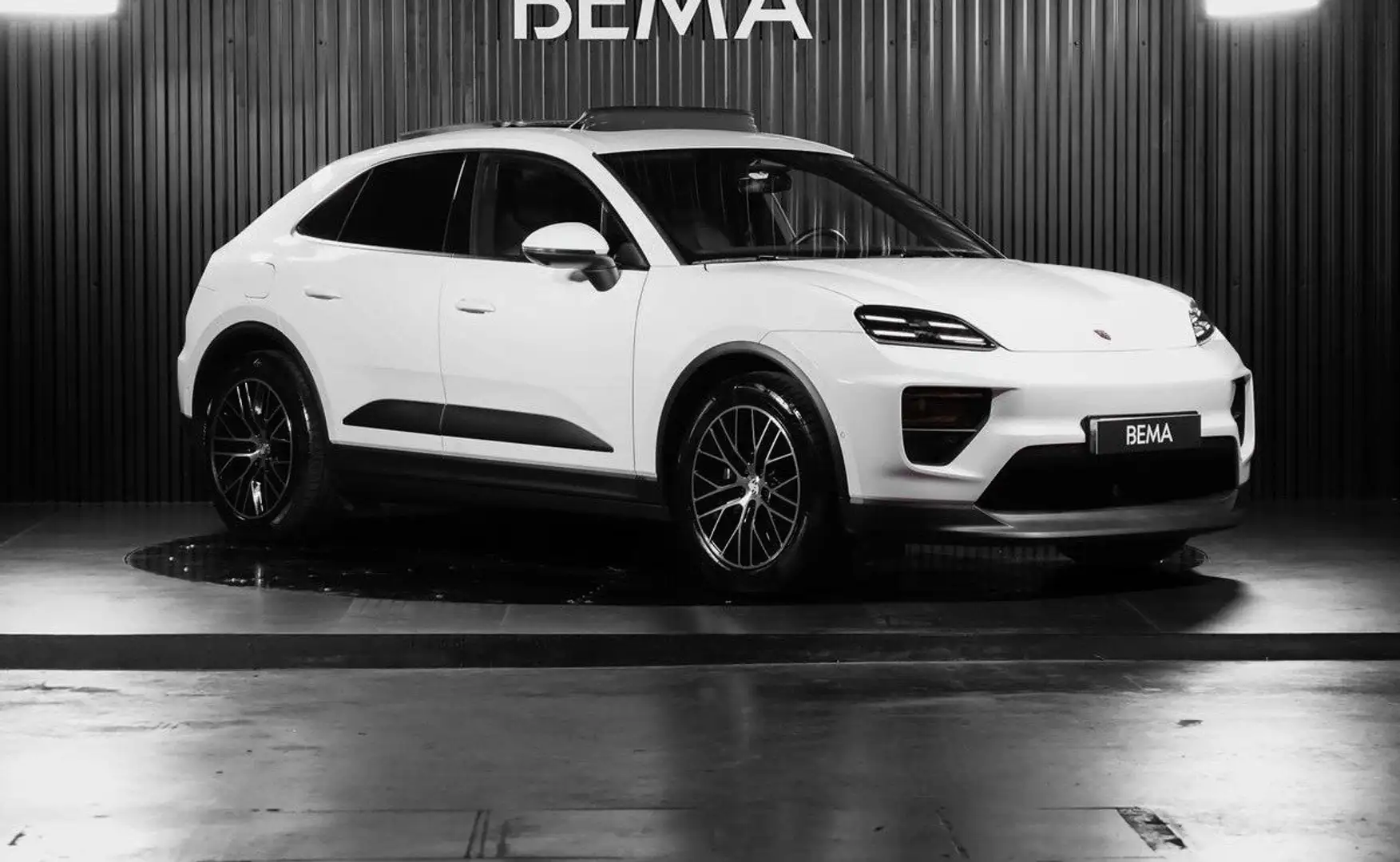 2026 Porsche Macan, 4 000 km, Francúzsko — foto 1
