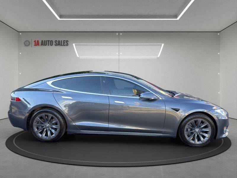 2020 Tesla, dovoz USA — foto 6 z 12