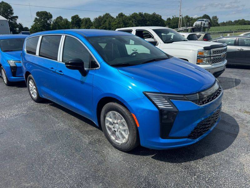 2027 Chrysler, dovoz USA — foto 10 z 10
