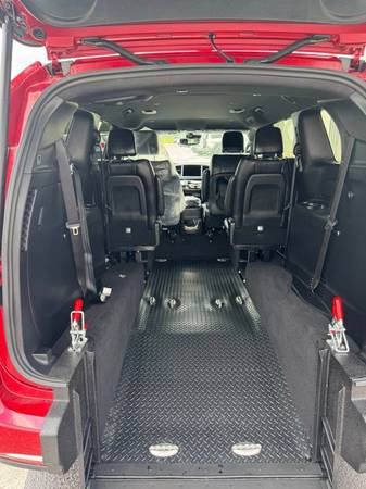 2027 Chrysler, dovoz USA — foto 3 z 10