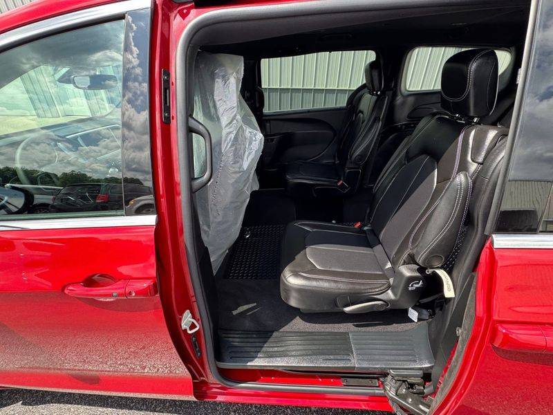 2027 Chrysler, dovoz USA — foto 6 z 10