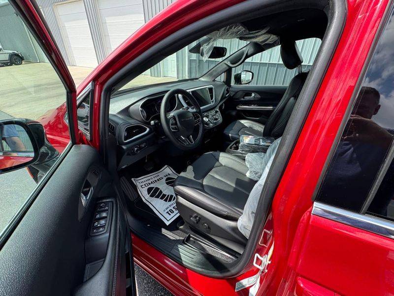 2027 Chrysler, dovoz USA — foto 7 z 10