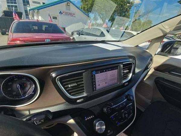 2023 Chrysler, dovoz USA — foto 5 z 9