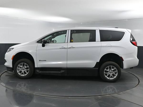 2025 Chrysler, dovoz USA — foto 4 z 6