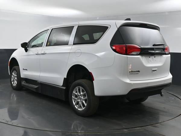 2025 Chrysler, dovoz USA — foto 5 z 6