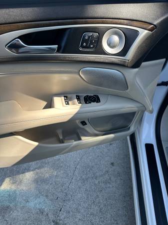 2017 Lincoln, dovoz USA — foto 12 z 12