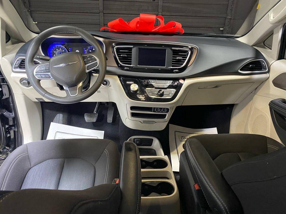 2023 Chrysler, dovoz USA — foto 12 z 12